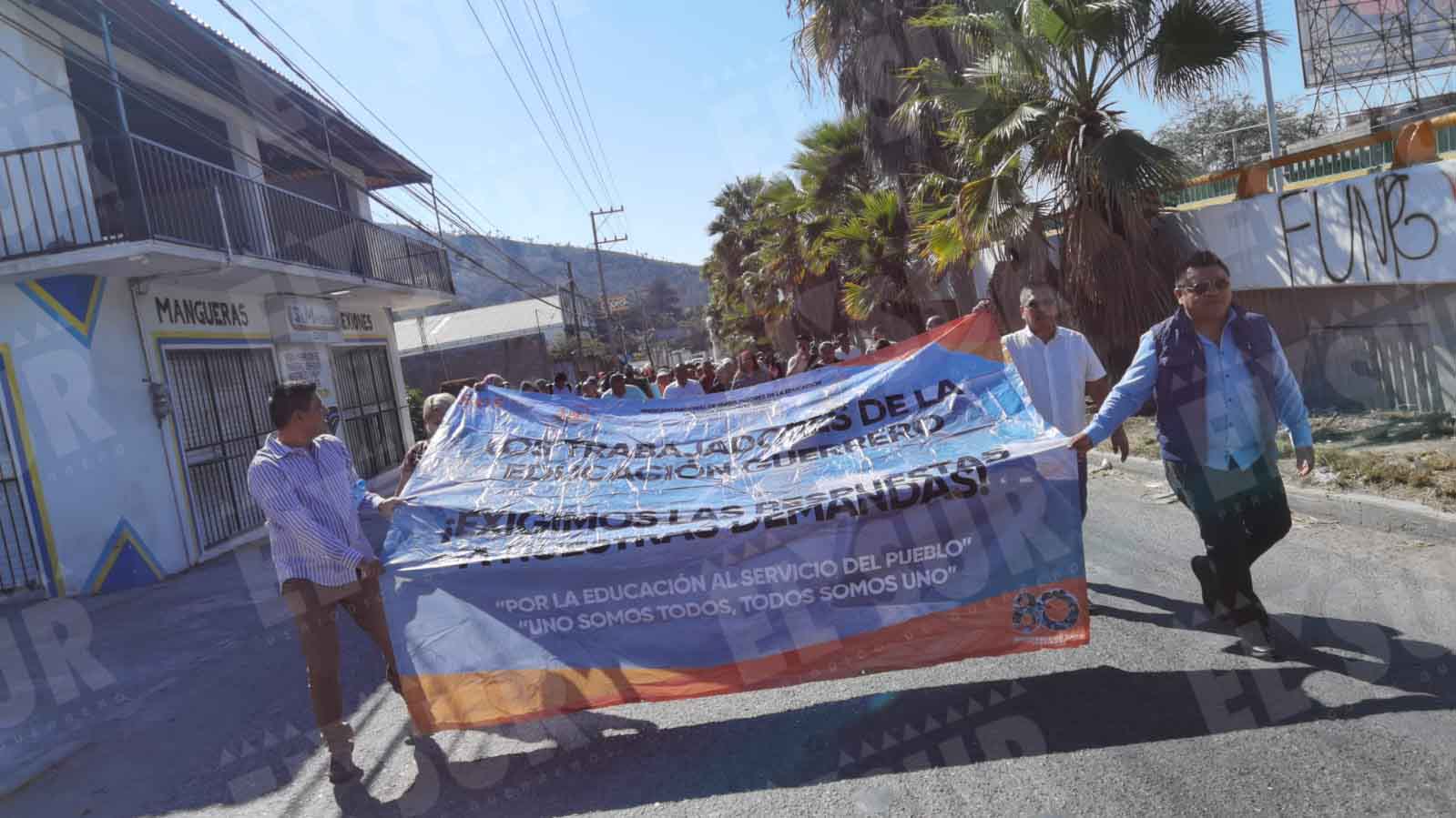 Marchan maestros del SNTE a las oficinas de la UESICAMM; exigen pagos y ...